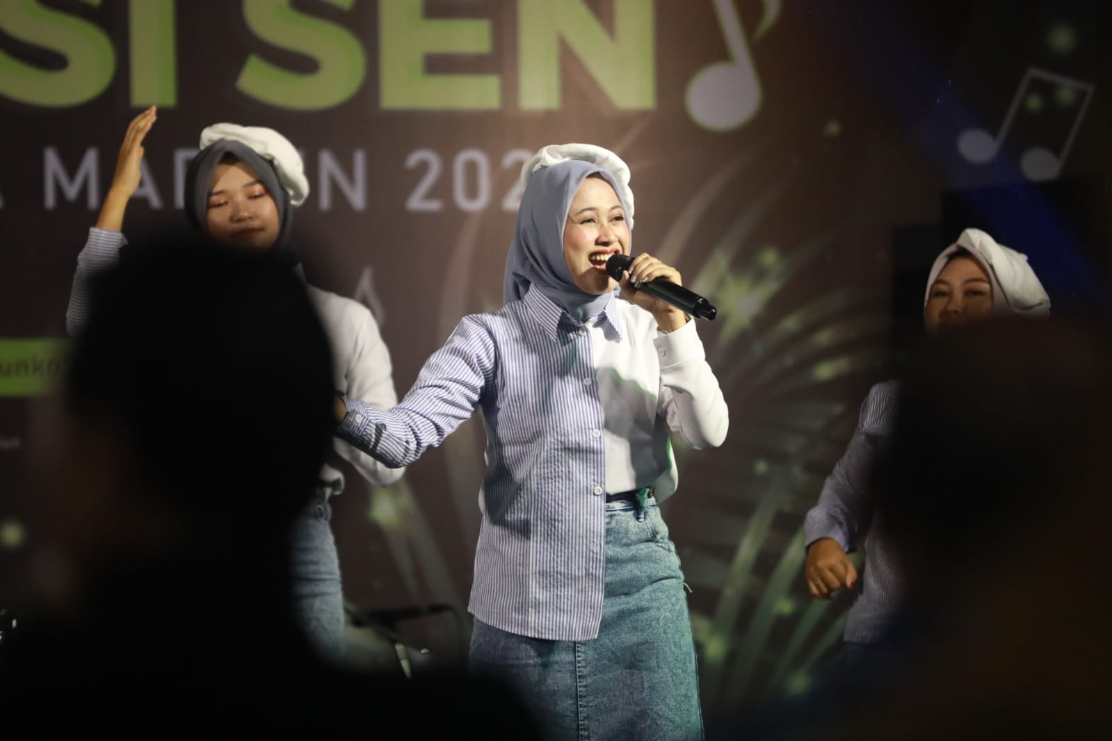 Foto 5 dari 12: Hadiri Pagelaran Seni, Wali Kota Juga Serahkan Hadiah Lomba Vocal Group di PSC