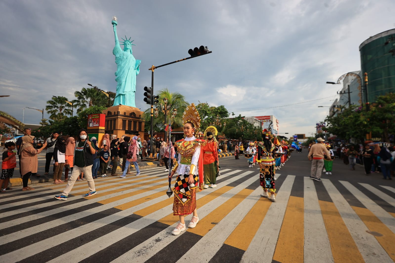 Foto 1 dari 8: SMPN 12 dan SMKN 2 Buka Parade Senja Edisi 2024, Wali Kota: Kreatifitas Anak-anak Jangan Dihentikan