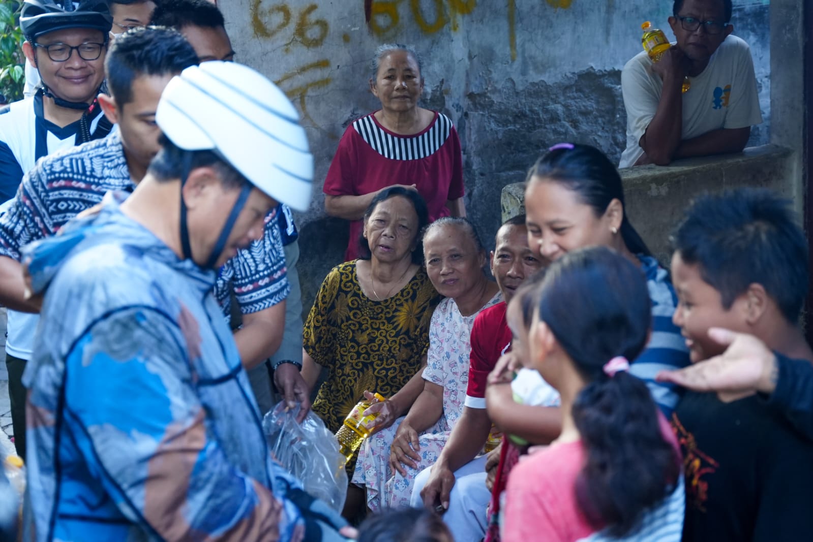 Foto 2 dari 7: Wali Kota Maidi Blusukan Salurkan Bantuan Pangan bagi Keluarga Rawan Stunting