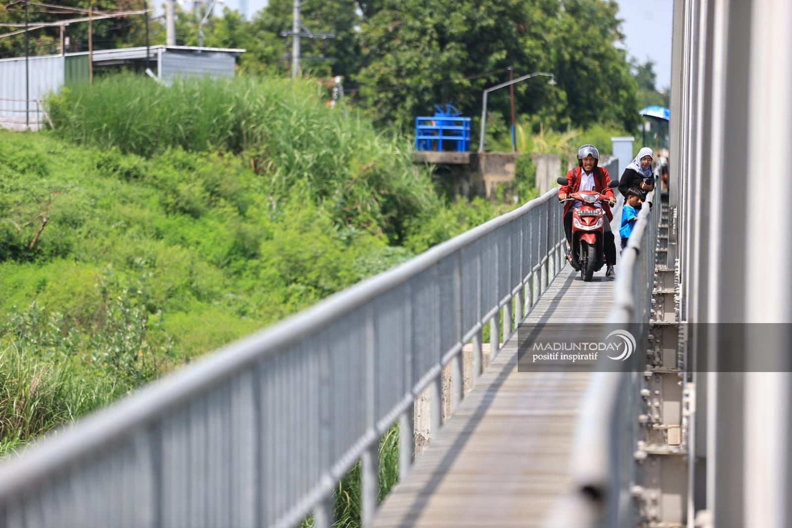 Foto 3 dari 5: Jembatan Legend Penghubung Winongo dan Madiun Lor
