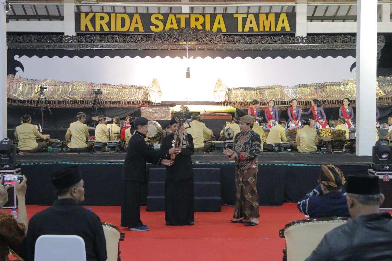 Foto 2 dari 9: Hadiri Pagelaran Wayang Kulit dan Tasyakuran PSHT, Pj Wali Kota Beri Apresiasi