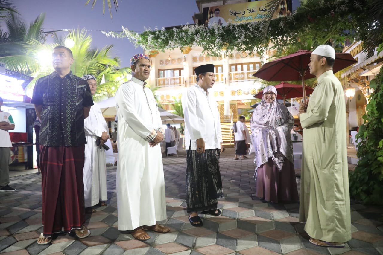 Foto 5 dari 10: Kunjungan Kerja Di Kota Madiun, Kapolda Shalat Subuh Hingga Cicip Madu Di Masjid Pondok Abi Bahrun Madinatul Jannah