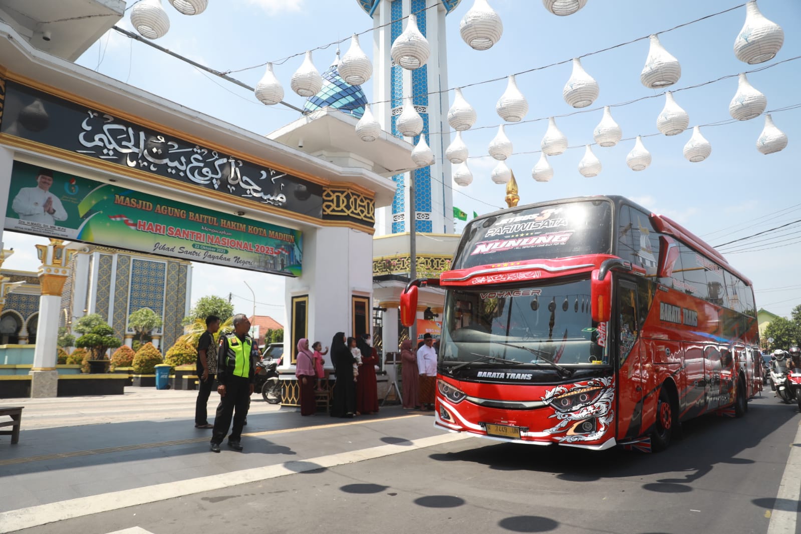 Foto 7 dari 13: Sambut Jamaah Umroh di Masjid Baitul Hakim, Wali Kota Dr.Maidi Pesan Selalu Tanam Kebaikan