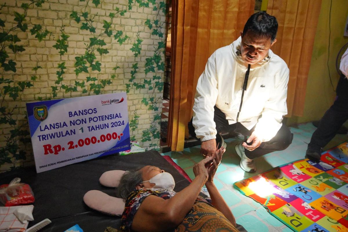 Foto 6 dari 11: Salurkan Bantuan Lansia Non Potensial, Wali Kota: Lansia di Kota Madiun Jangan Sampai Terlantar