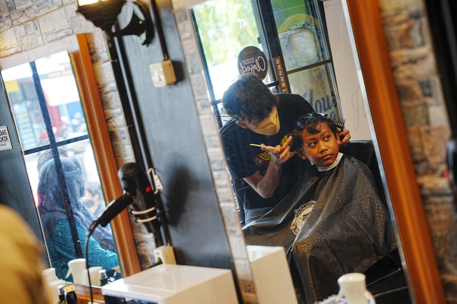 Foto 8 dari 10: Program Potong Rambut Gratis Sukses Sedot Perhatian Warga, Wali Kota Harap Peningkatan Ekonomi Bagi Pelaku Usaha