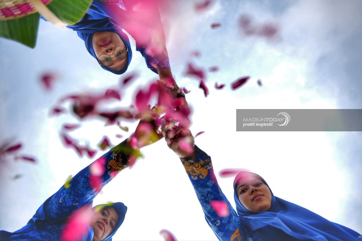 Foto utama berita: Tabur Bunga Hormati Pahlawan Bangsa