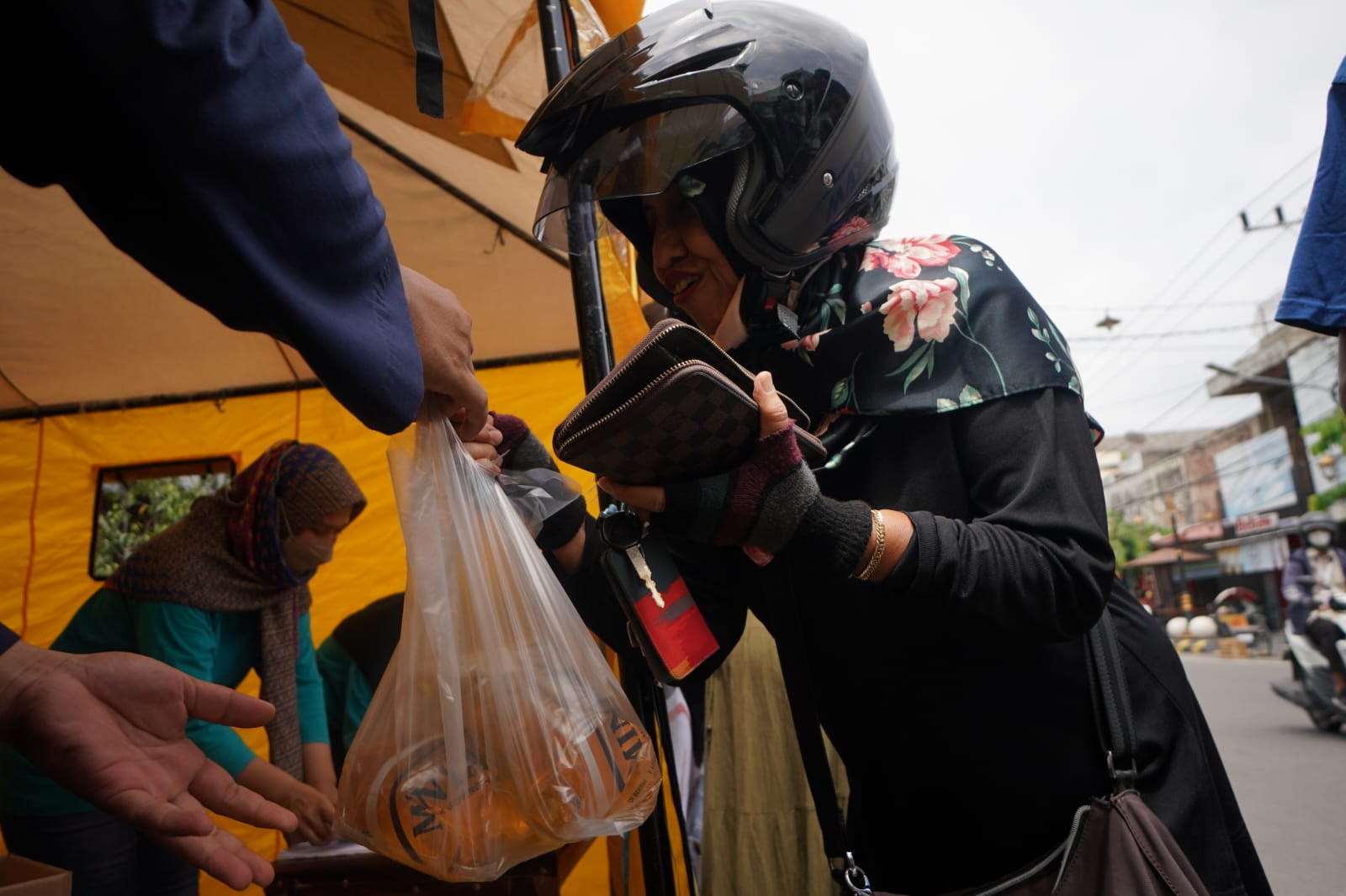 Foto 8 dari 10: Dinas Perdagangan Gandeng PPI Gelar Operasi Minyak Goreng Murah