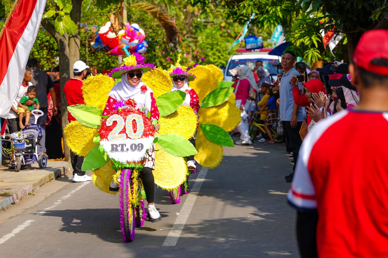 Foto 1 dari 9: Bertabur Kreasi Warga Lewat Blooming Carnival Kelurahan Banjarejo