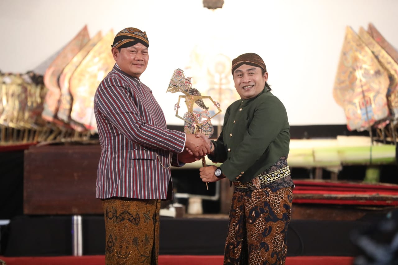 Foto utama berita: Saksikan Pagelaran Wayang Kulit di Korem, Panglima: Kalau ke Kota Madiun dulu itu Nglencer