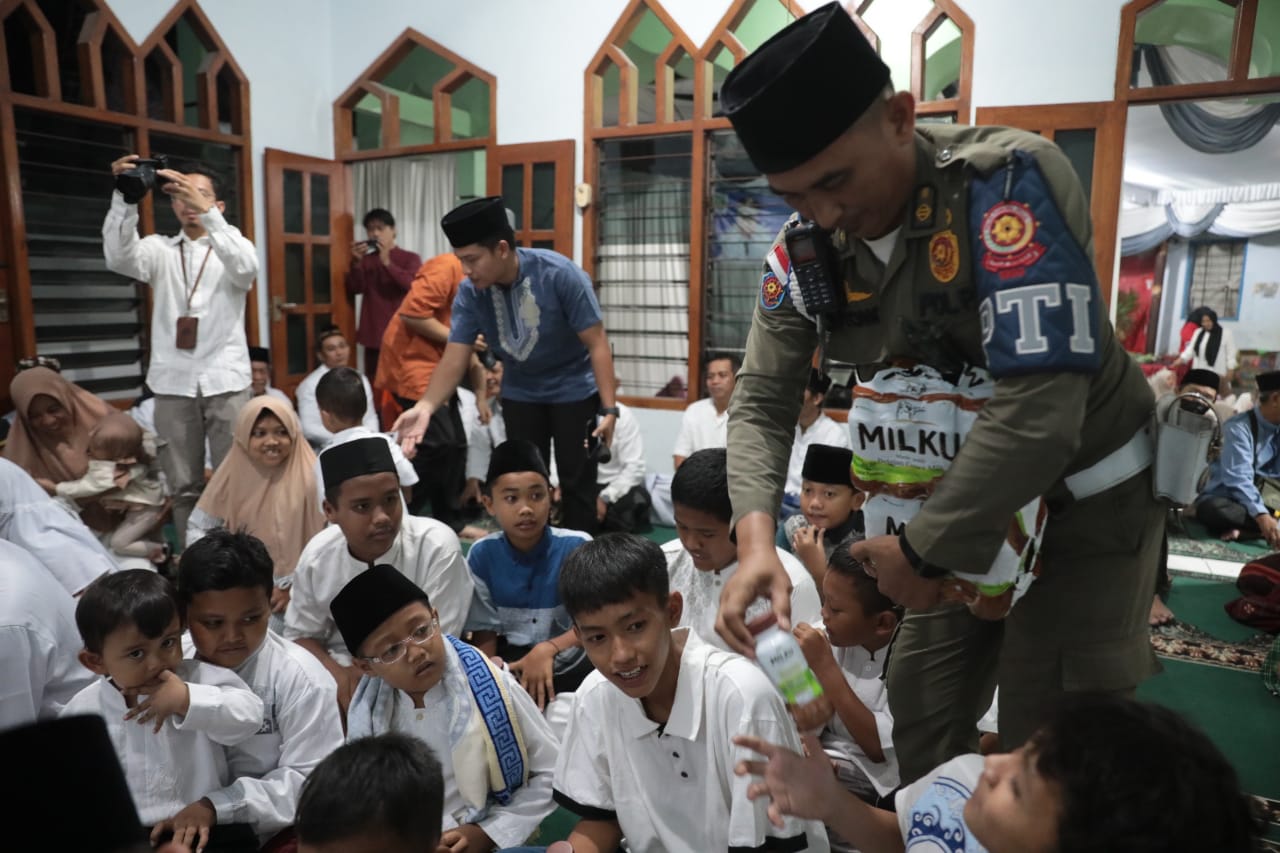 Foto 8 dari 10: Shalat Isya Berjamaah Di Masjid Al Ikhlas, Wali Kota Ajak Masyarakat Jaga Kerukunan