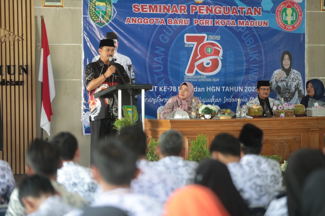 Foto 3 dari 11: Jadi Narasumber Penguatan Anggota Baru PGRI, Wali Kota Imbau Jaga Sinergi Untuk Tingkatkan Pendidikan Di Kota Madiun
