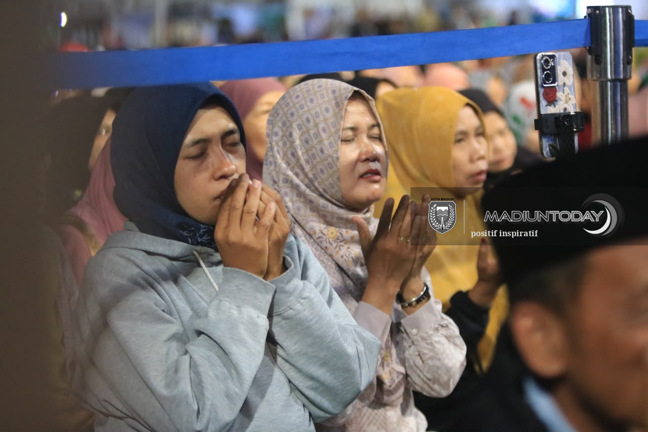 Foto 18 dari 29: Belasan Ribu Jamaah Larut dalam Pengajian Gus Iqdam, Pesan Amanah Menggema di Stadion Wilis