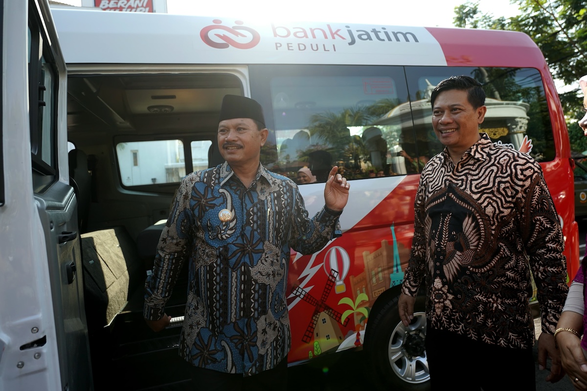 Foto 4 dari 7: Terima CSR Kendaraan Operasional untuk Pemkot dari Bank Jatim, Wali Kota Harap Bermanfaat bagi Masyarakat