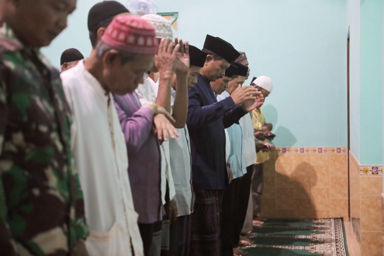 Foto 4 dari 8: Shalat Magrib di Masjid Al Iman, Wali Kota Beri Santunan Hingga Bantuan untuk Pavingisasi
