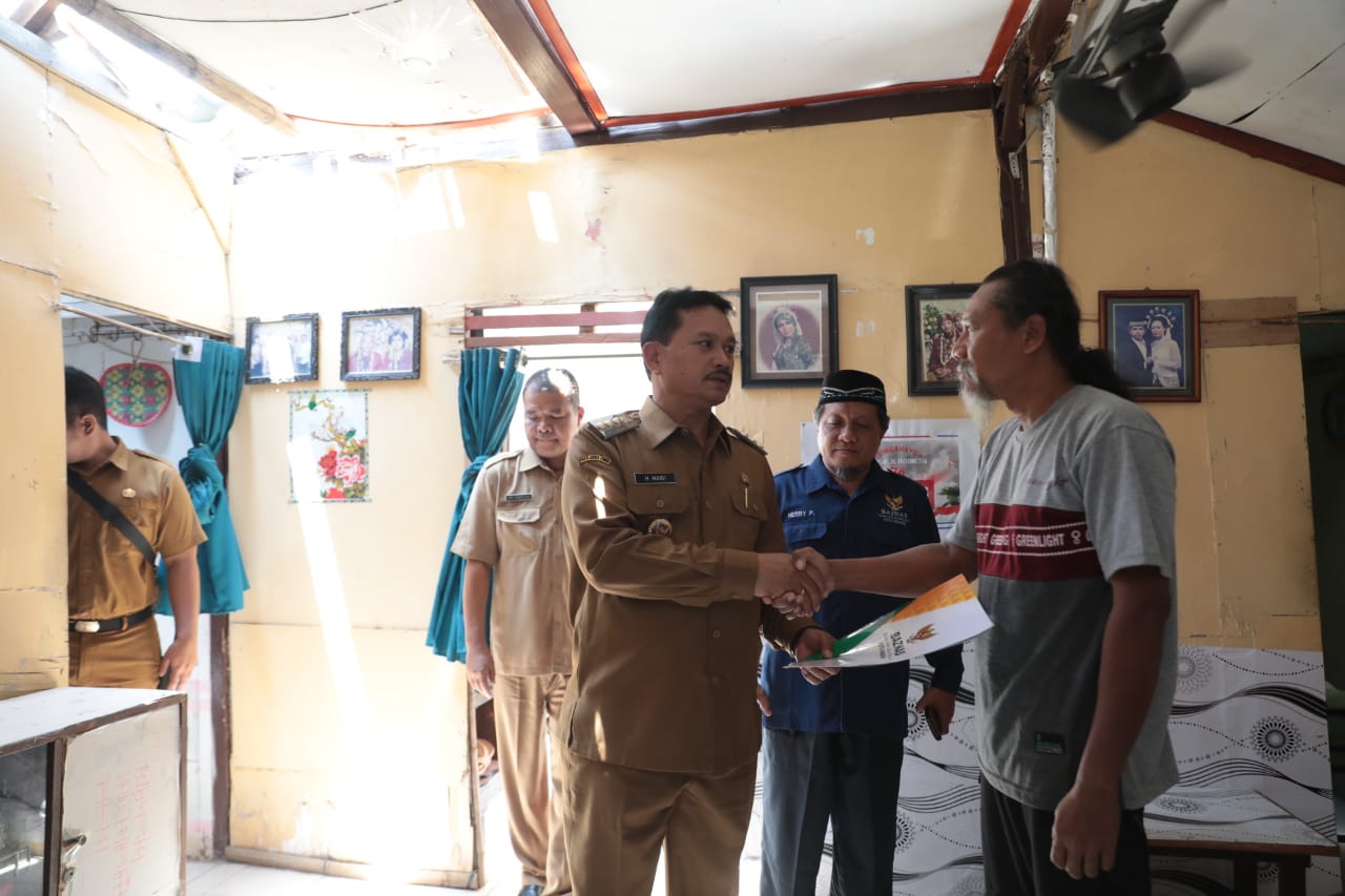 Foto utama berita: Gandeng Baznas, Wali Kota Salurkan Bantuan Bagi Pemilik Rumah Ambruk di Nambangan Lor