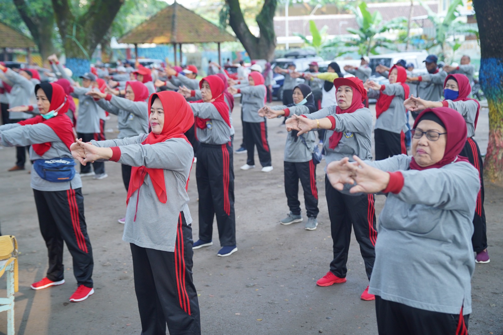 Foto 9 dari 10: Gelar Senam Lansia, Wali Kota Sosialisasikan Program Laptop Gratis