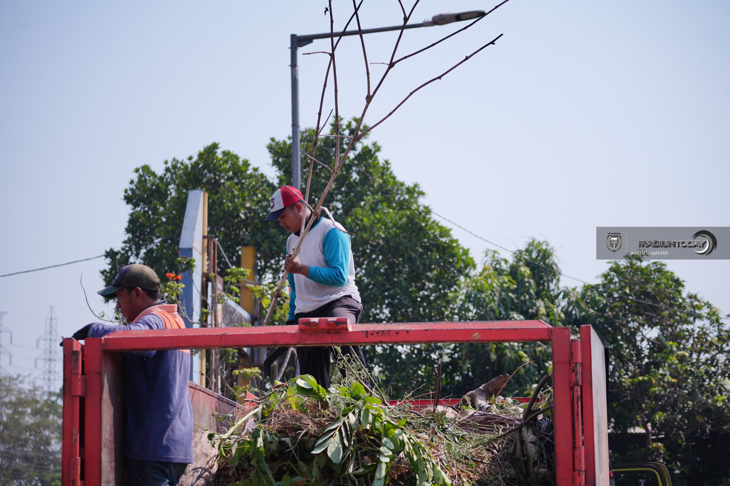 Foto 10 dari 12: Antisipasi Hujan Deras, Tim Gabungan Bersihkan 9 Sungai Rawan Banjir di Madiun