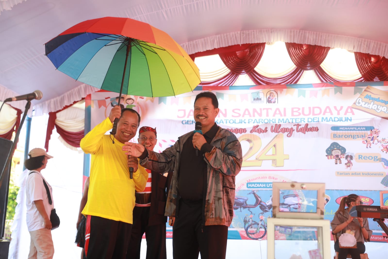 Foto 11 dari 14: Hadiri Peringatan HUT Gereja Mater Dei, Wali Kota Ikut Jalan Santai Hingga Borong Produk UMKM