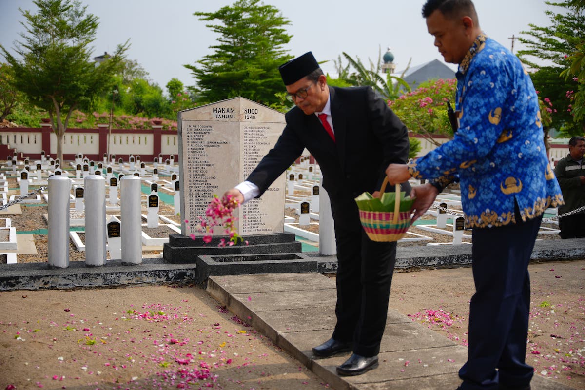 Foto 3 dari 8: Upacara Hari Pahlawan di TMP, Sekda Kota Madiun: Loyalitas ASN Untuk Negara Harus Seperti Pahlawan