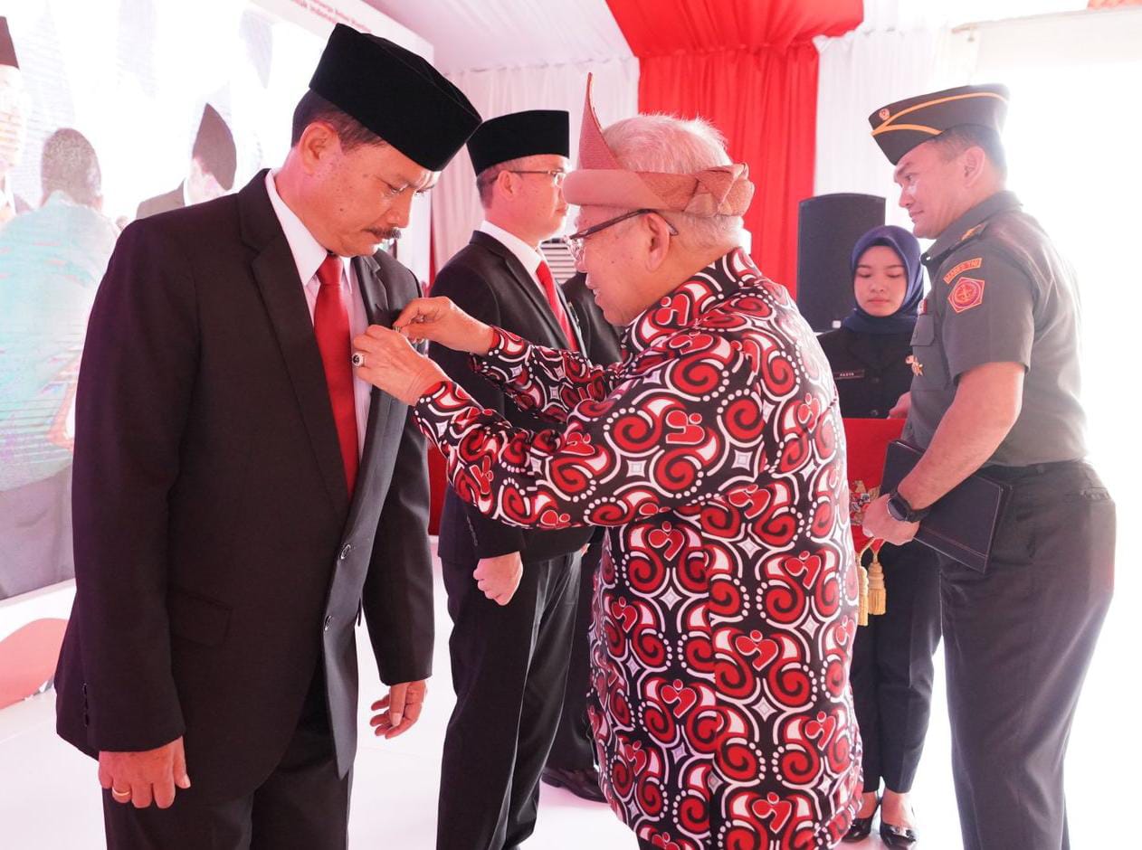 Foto utama berita: Sukses Tingkatkan Upaya Pembangunan Manusia, Wali Kota Diganjar Satyalancana Wira Karya