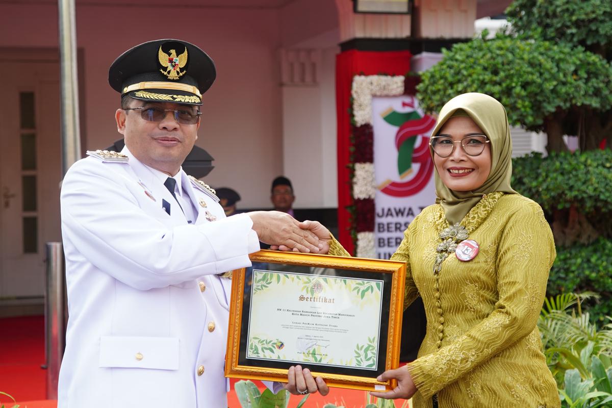 Foto 13 dari 16: Gelar Upacara Hari Jadi ke-79 Pemprov Jatim, Pj Wali Kota Ajak Masyarakat Berperan Aktif dan Ikut Sukseskan Pemilu