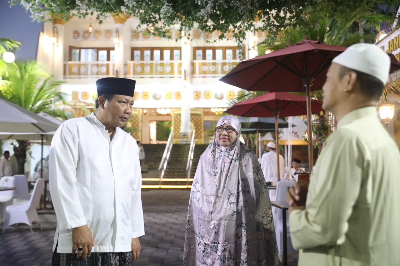 Foto 3 dari 10: Kunjungan Kerja Di Kota Madiun, Kapolda Shalat Subuh Hingga Cicip Madu Di Masjid Pondok Abi Bahrun Madinatul Jannah