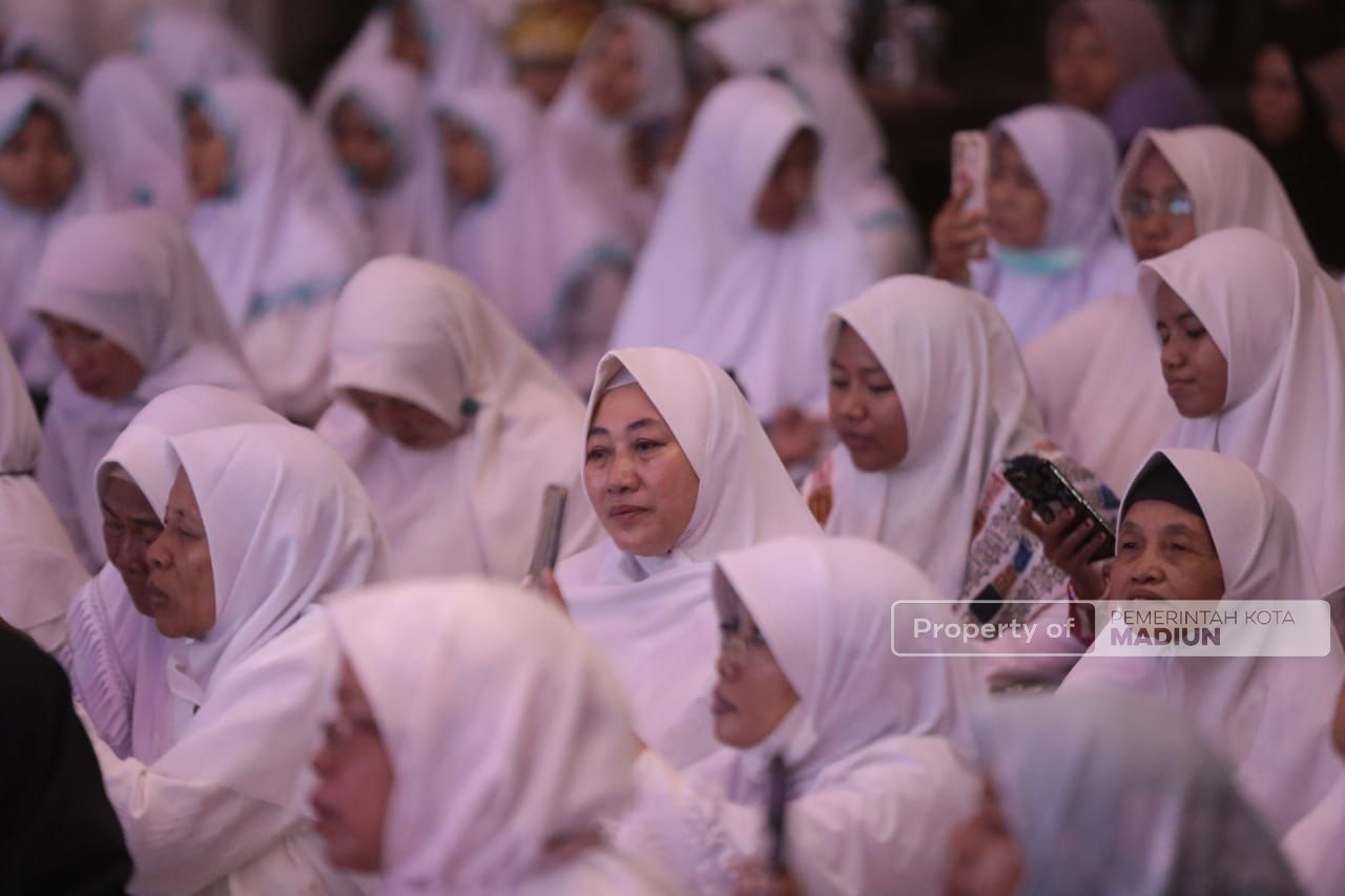 Foto 10 dari 17: Sosialisasi Ketentuan Cukai melalui Musik Religi, Pemkot Hadirkan Opick, Sekaligus Peringatan Hari Santri