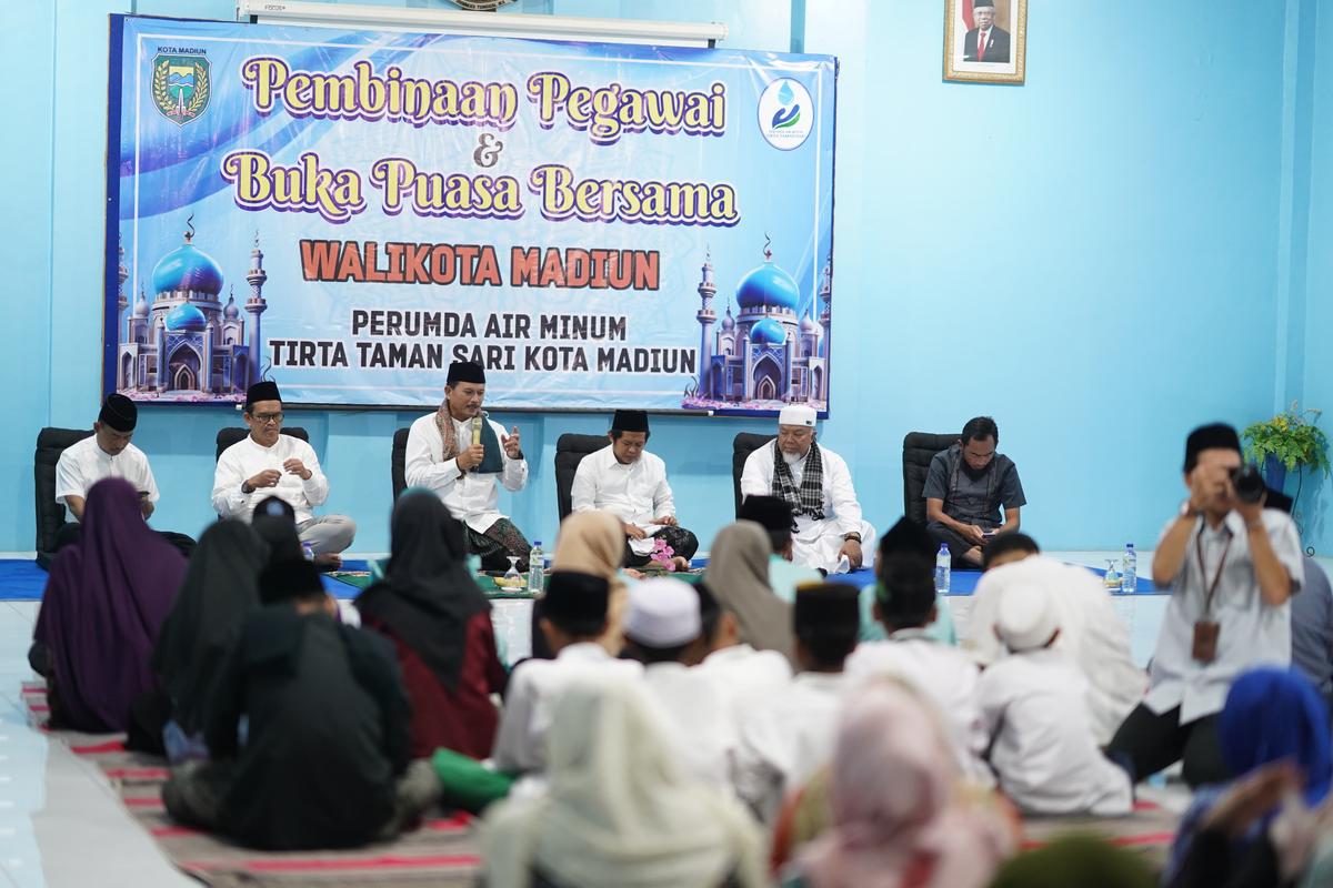 Foto 2 dari 9: Hadiri Pembinaan Pegawai PDAM Dan Buka Bersama Yatim Piatu, Wali Kota Pesan Tingkatkan Pahala Selama Ramadan