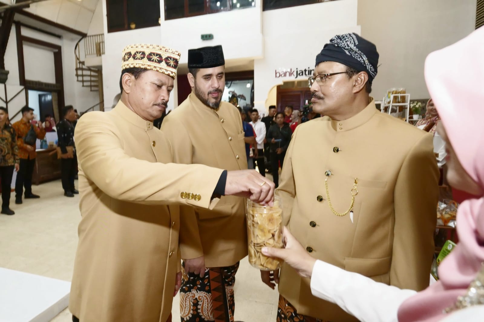 Foto 3 dari 7: Ikuti Pembukaan Pasuruan Expo Rakerkomwil IV ke-18 Apeksi, Wali Kota Manfaatkan untuk Promosi