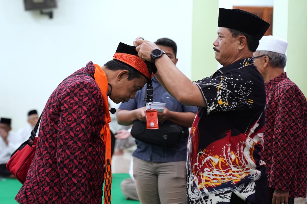 Foto 2 dari 9: Berangkatkan Marbot dan Imam Masjid Ibadah Umrah, Wali Kota Harap Jadi Sarana Peningkatan Keimanan Jamaah