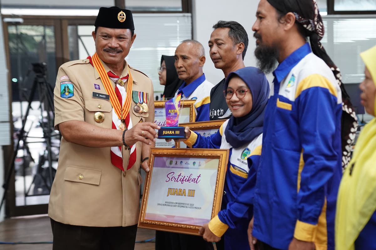 Foto 6 dari 9: Serahkan Piala AKB dan Talkshow Wali Kota Menyapa, Wali Kota: KIM Harus Jadi Penyalur Informasi