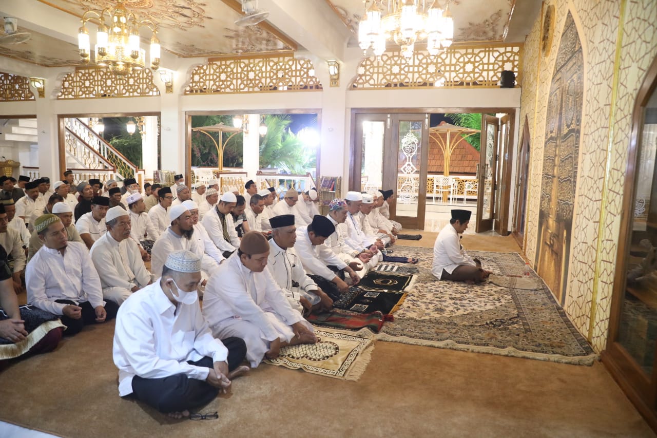 Foto 8 dari 8: Kapolda Subuhan Di Masjid Pondok Abi Bahrun Madinatul Jannah, Wali Kota Sapa Lewat Video Call