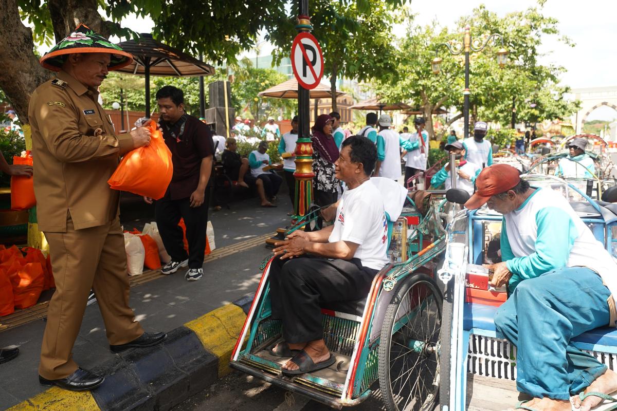 Foto 6 dari 8: Serunya Peringatan Hari Peduli Sampah di Kota Madiun, Wali Kota Salurkan Sembako Hingga Makan Bersama Petugas Penyapu Jalan dan Penarik Gerobak Sampah