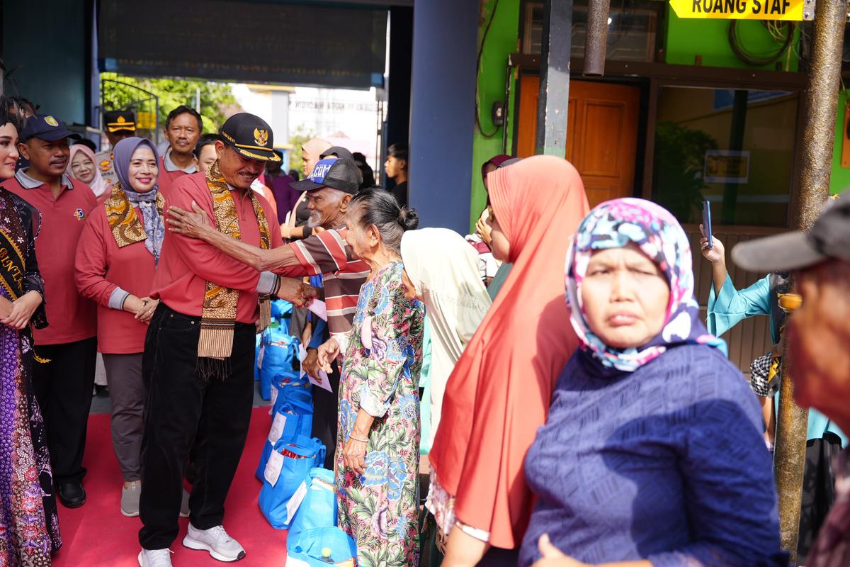 Foto 3 dari 8: Hadiri Peringatan HUT SMPN 11, Wali Kota Harap Makin Berprestasi