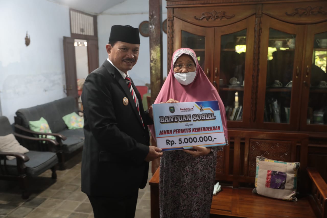 Foto 1 dari 3: Bentuk Penghormatan Bagi Pahlawan Negeri, Wali Kota Salurkan Tali Asih Bagi Janda Perintis