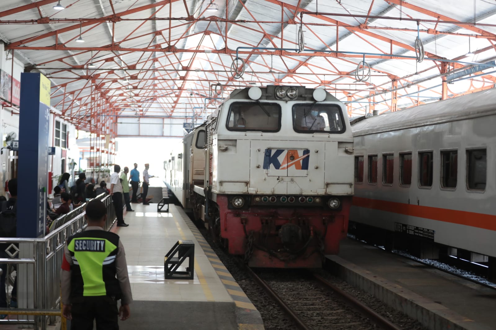 Foto 1 dari 3: Jelang Lebaran, Kedatangan Pemudik Di Stasiun Besar Madiun Terus Meningkat