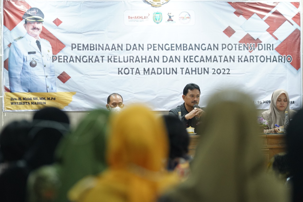Foto 3 dari 10: Beri Arahan Perangkat Kelurahan dan Kecamatan di Kartoharjo, Wali Kota Pesan Produktif dalam Jalankan Tugas