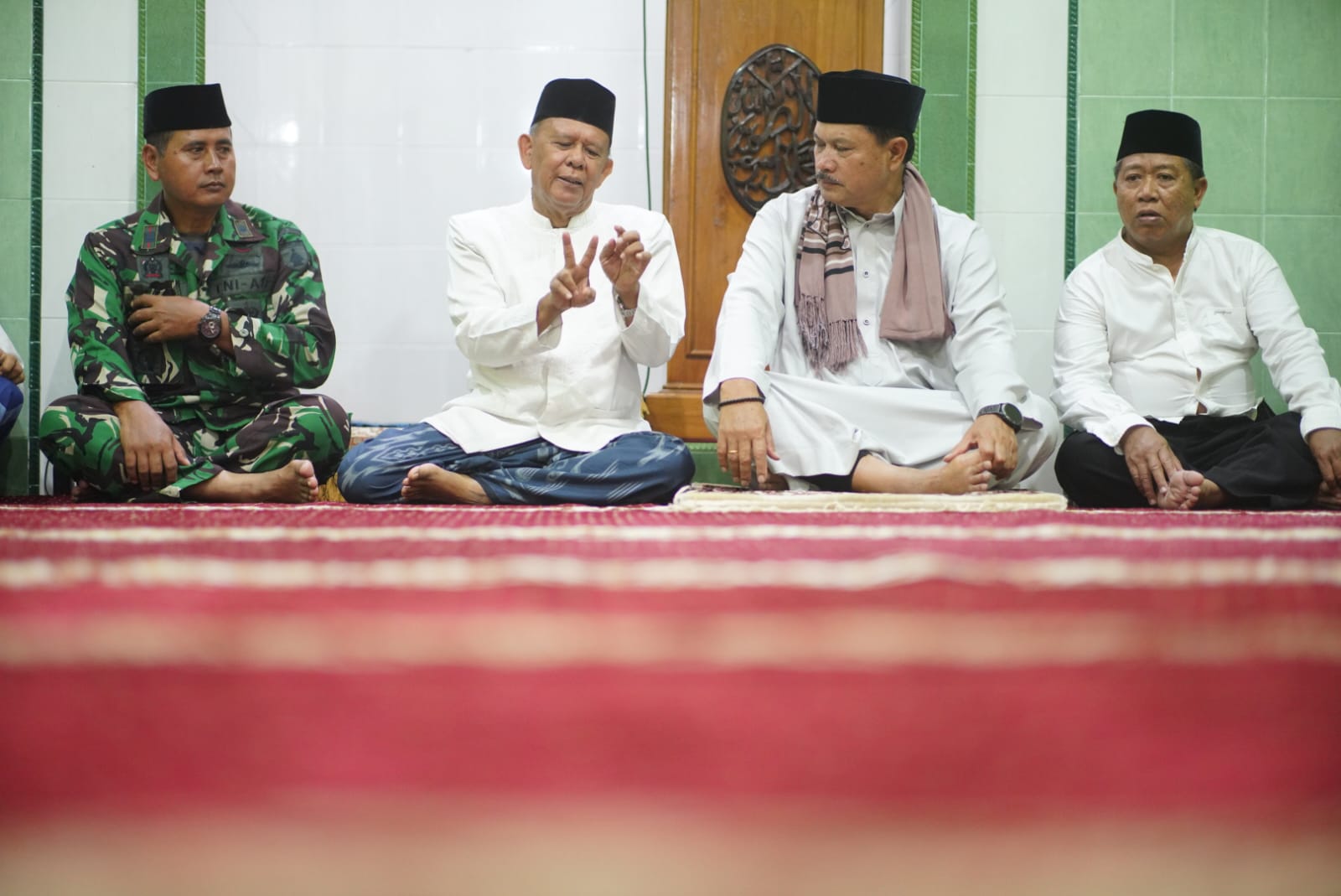 Foto 3 dari 10: Salat Isya di Masjid Al Falah, Wali Kota Juga Sampaikan Program Pembangunan Kepada Jemaah