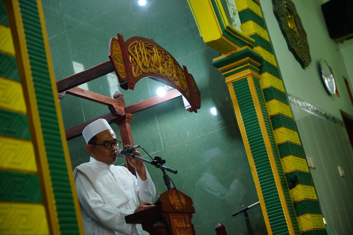 Foto 2 dari 9: Salat Jumat di Masjid Quba Pandean, Wali Kota Bantu Rp 25 Juta untuk Pengadaan Pendingin Ruangan