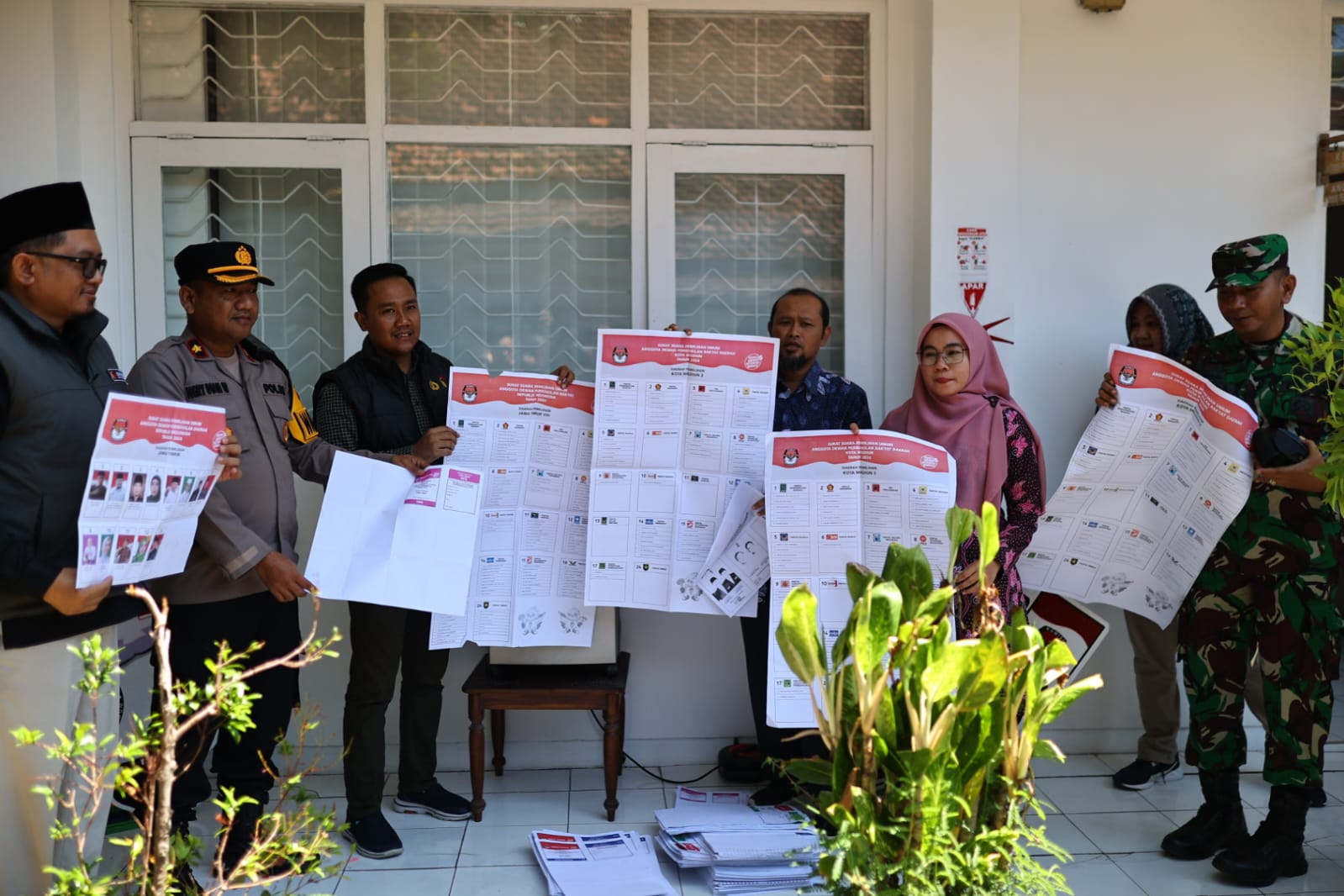 Foto 6 dari 7: Agar Tak Disalahgunakan, KPU Musnahkan Ratusan Sisa Surat Suara Pemilu 2024