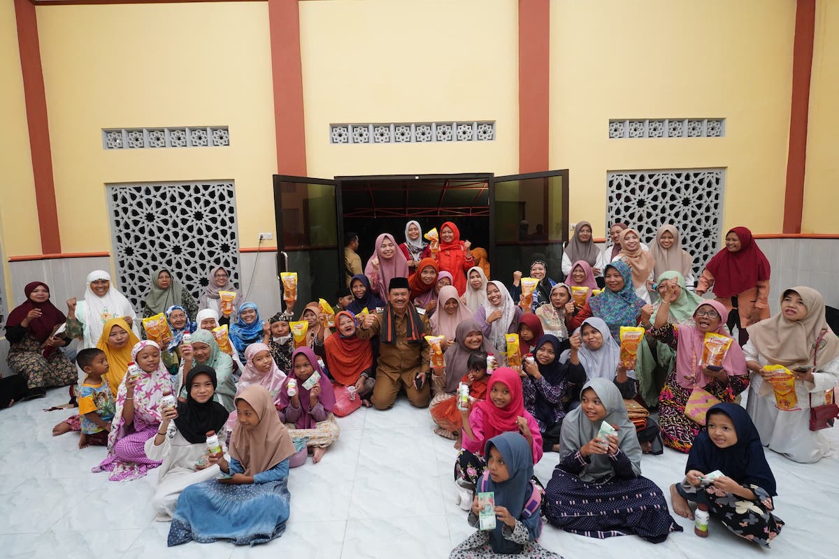 Foto 5 dari 9: Shalat Magrib di Masjid Diniyah Nurul Iman, Wali Kota Beri Santunan Hingga Sosialisasikan Pembangunan