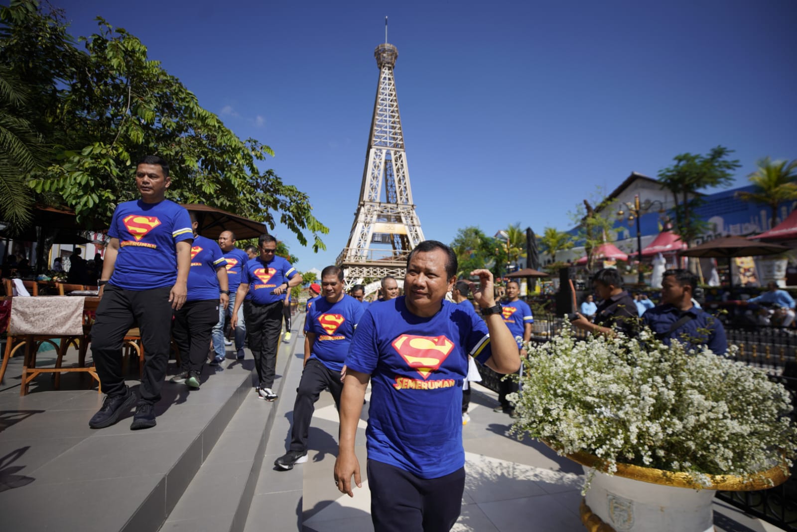 Berkunjung di Kota Madiun, Kapolda Jatim Senam di Singapura, Lihat Pencak Silat di Makkah, dan Sarapan di Menara Eiffel