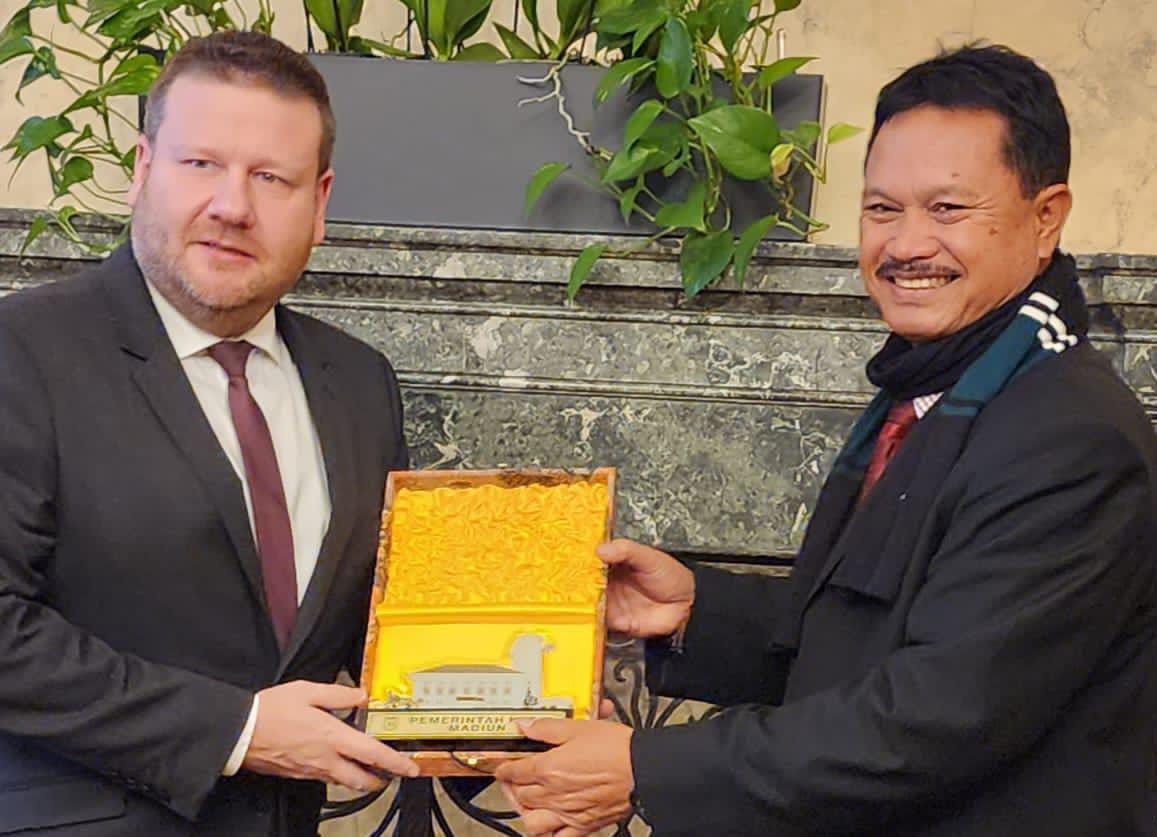 Foto 8 dari 11: Bertemu Wali Kota Praha hingga Kunjungi Sejumlah Kementerian di Ceko, Wali Kota Maidi Bahas Smart City Juga Wisata