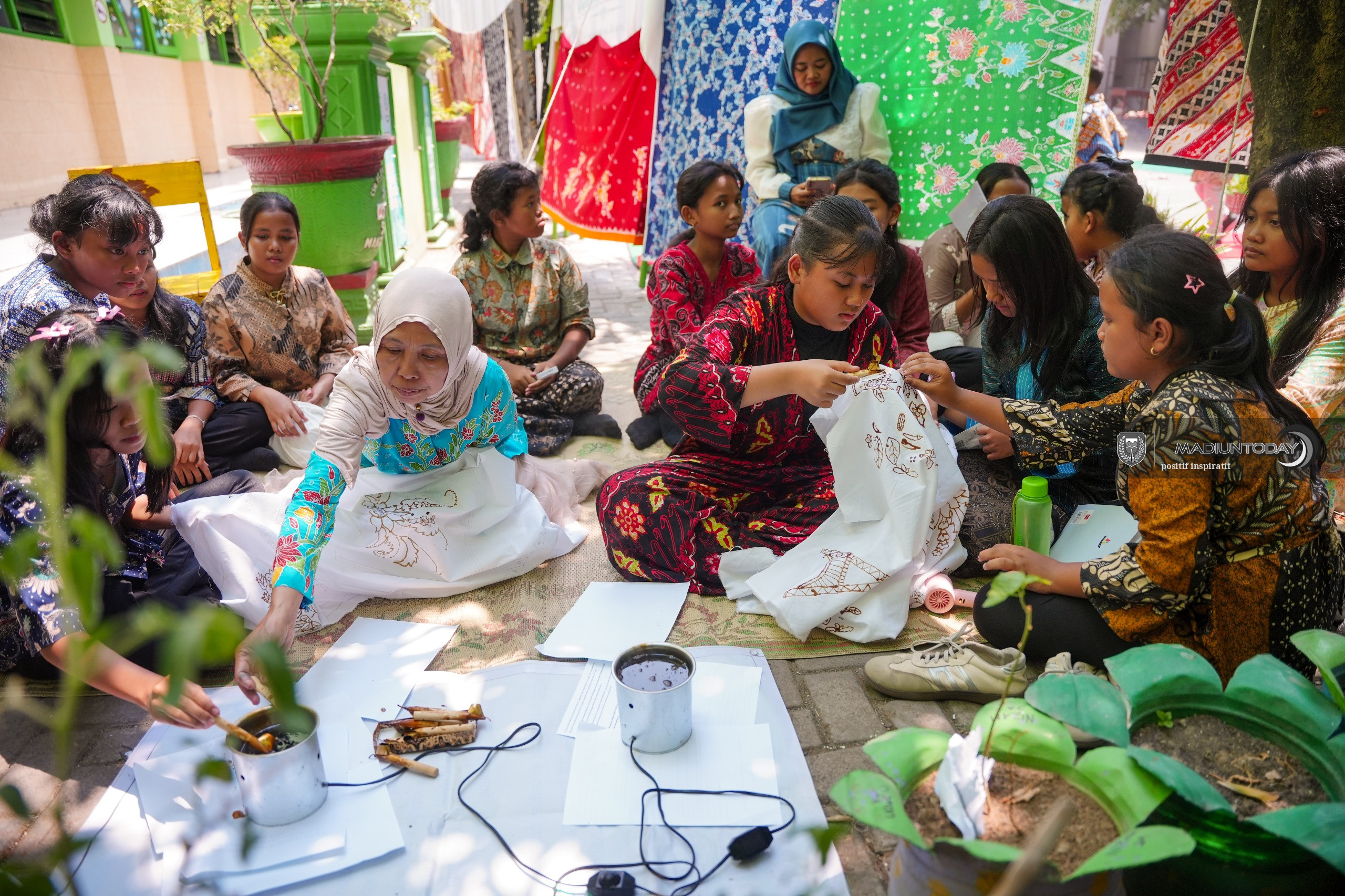 Foto 5 dari 9: Dari Baju ke Canting, Anak-anak Mulai Mengenal Batik Lebih Dekat