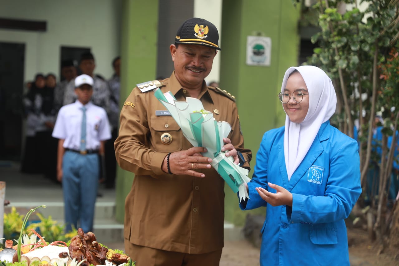 Foto 2 dari 13: Jadi Pembina Upacara di SMKN 3, Wali Kota: Kota Kita Kota Layak Anak, Mari Kita Jaga Bersama