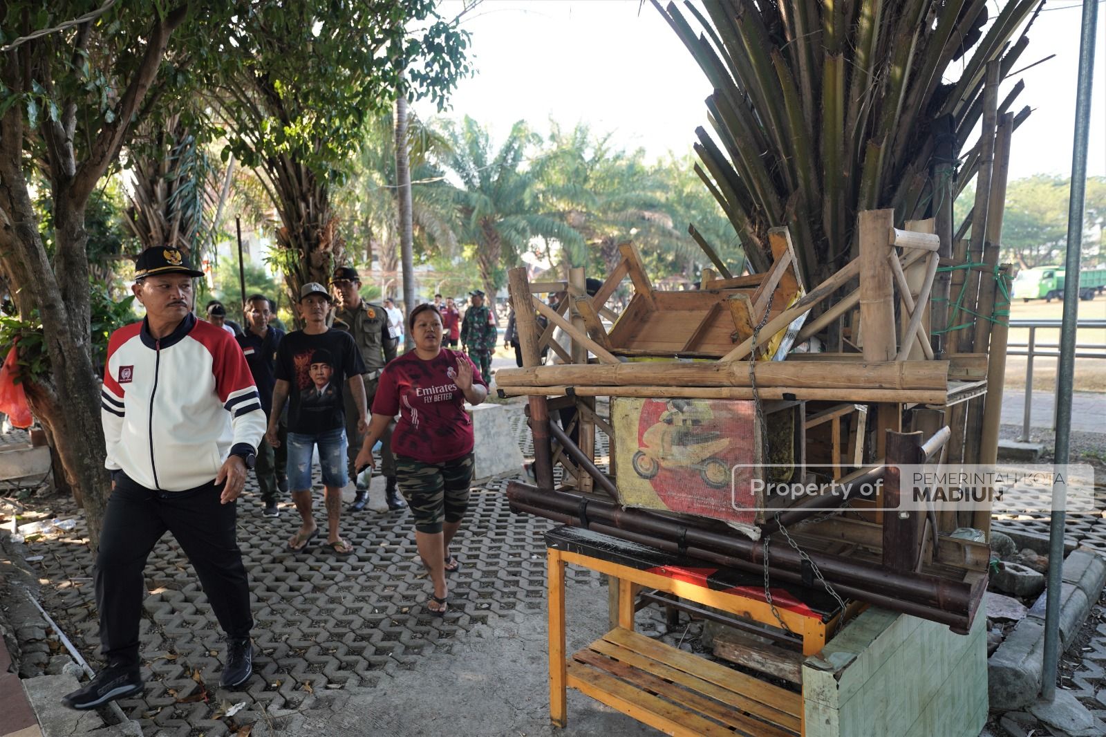 Foto 4 dari 6: Pimpin Apel Kerja Bakti, Wali Kota Ajak Masyarakat Tingkatkan Kepedulian Kebersihan Lapangan Gulun