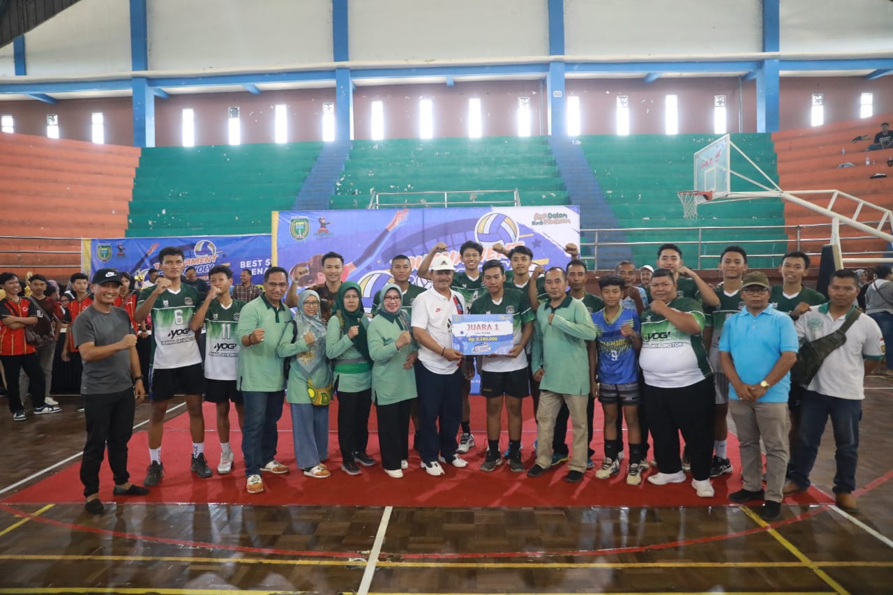 Foto 8 dari 13: Tutup Turnamen Bola Voli Antar Kelurahan, Wali Kota Bari Apresiasi Kepada Para Pemenang