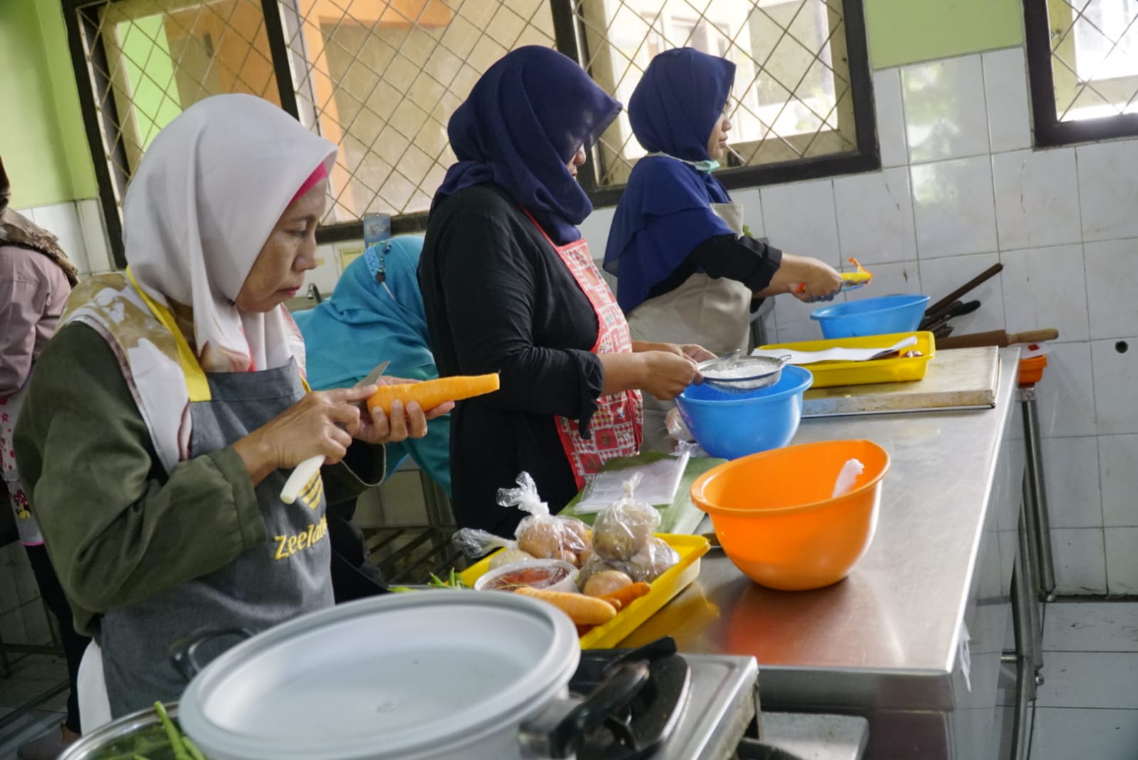 Foto 8 dari 11: Tambah Skill Driver Ojol Perempuan, Dinsos PPPA Gelar Pelatihan Memasak