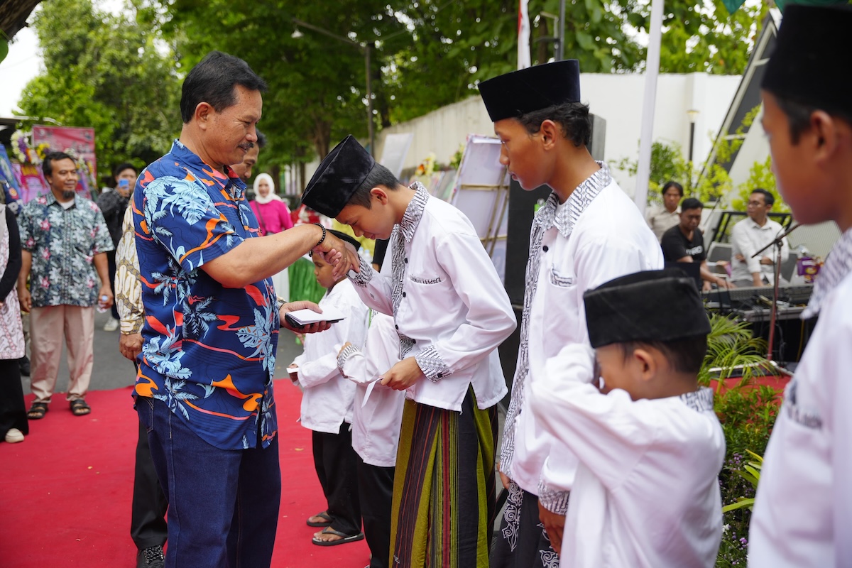 Foto 5 dari 8: Resmikan Pusat Pijat Refleksi Di Madiun, Wali Kota : Jaga Kesehatan Agar Hidup Bahagia