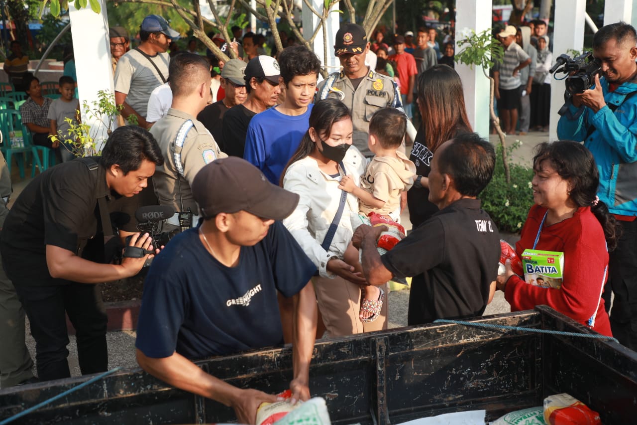 Foto 12 dari 13: Bagikan Ratusan Beras dan Gula ke PKL, Wali Kota: Sembako Selalu Ada